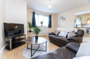 18FWC, 2 Bedroom, Sleeps 4, Town Centre Location, Secure Parking